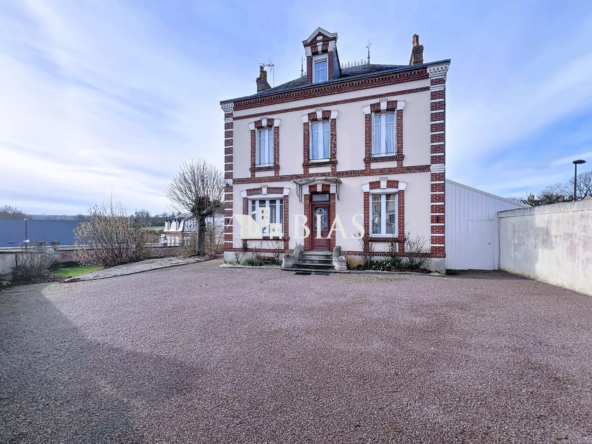 Maison de caractère à vendre à Gacé avec cour et garage au centre-ville
