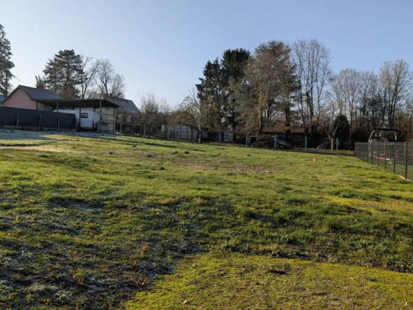 Terrain constructible plat de 695 m² à La Haye-Malherbe