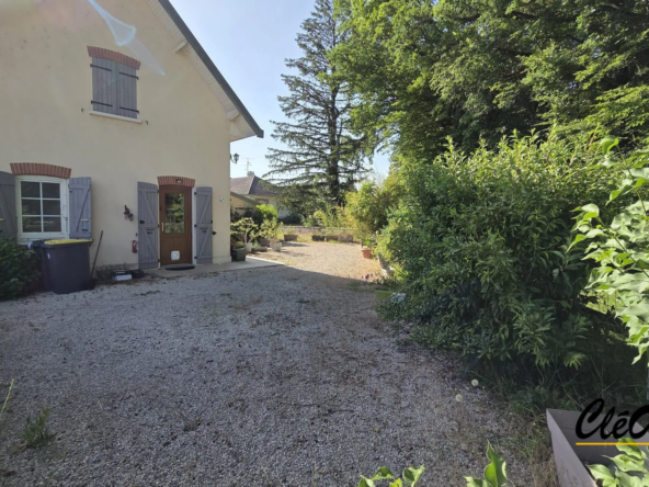 Maison de ville lumineuse avec garage et jardin à Pierre-de-Bresse