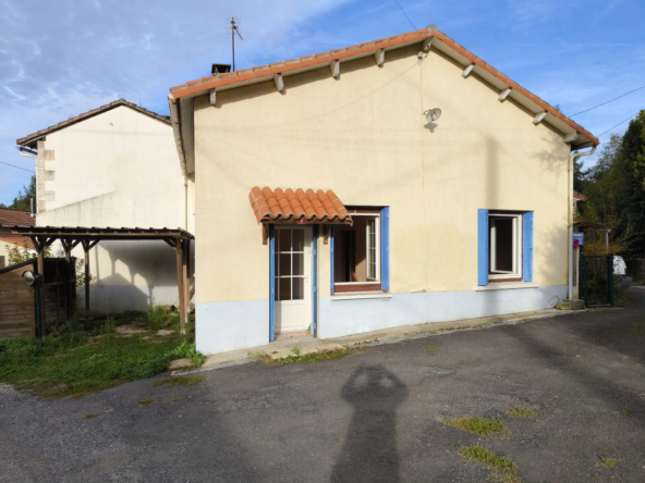 Maison à vendre à Terres-de-Haute-Charente avec jardin de 150 m², à rénover