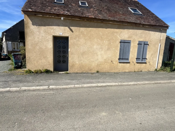 Maison à vendre à Doucelles, 3 chambres, jardin et garage, environnement paisible