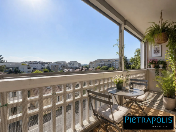 Appartement traversant de 64,7 m² avec 2 chambres, potentiel d'agrandissement à Villeurbanne La Doua