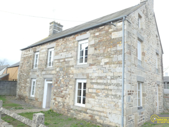 Maison de Bourg à Rénover avec Grand Terrain à Barenton