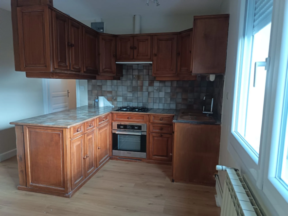 Ensemble immobilier rénové à Noyon : appartement et studio, parfaitement équipé et moderne