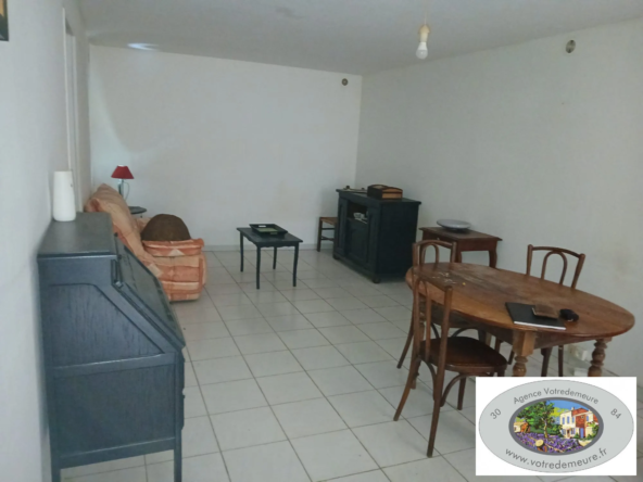 Investissez dans cet immeuble à Bagnols-sur-Cèze, 3 appartements loués, idéal pour investisseurs