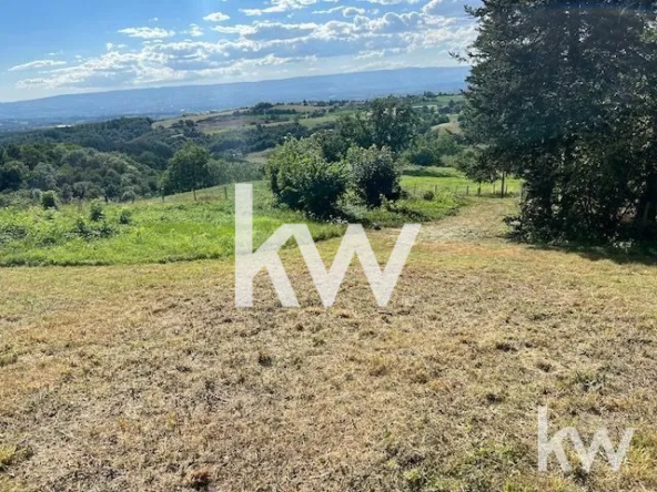 Terrain constructible de 1245 m² à Saint-Héand, vue dégagée, viabilisé