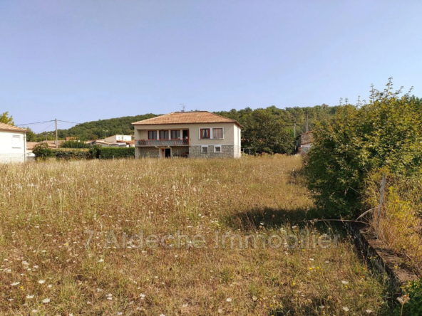 Maison à vendre à Ruoms avec terrain constructible et vue dégagée