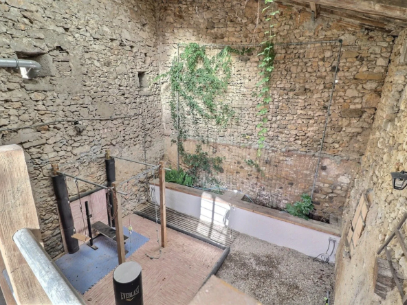 Maison de village à vendre à Adissan, 136 m², avec extérieur et T1 indépendant