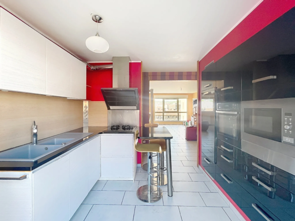 Appartement T4 en dernier étage avec garage et balcon au centre-ville de Saint-Étienne