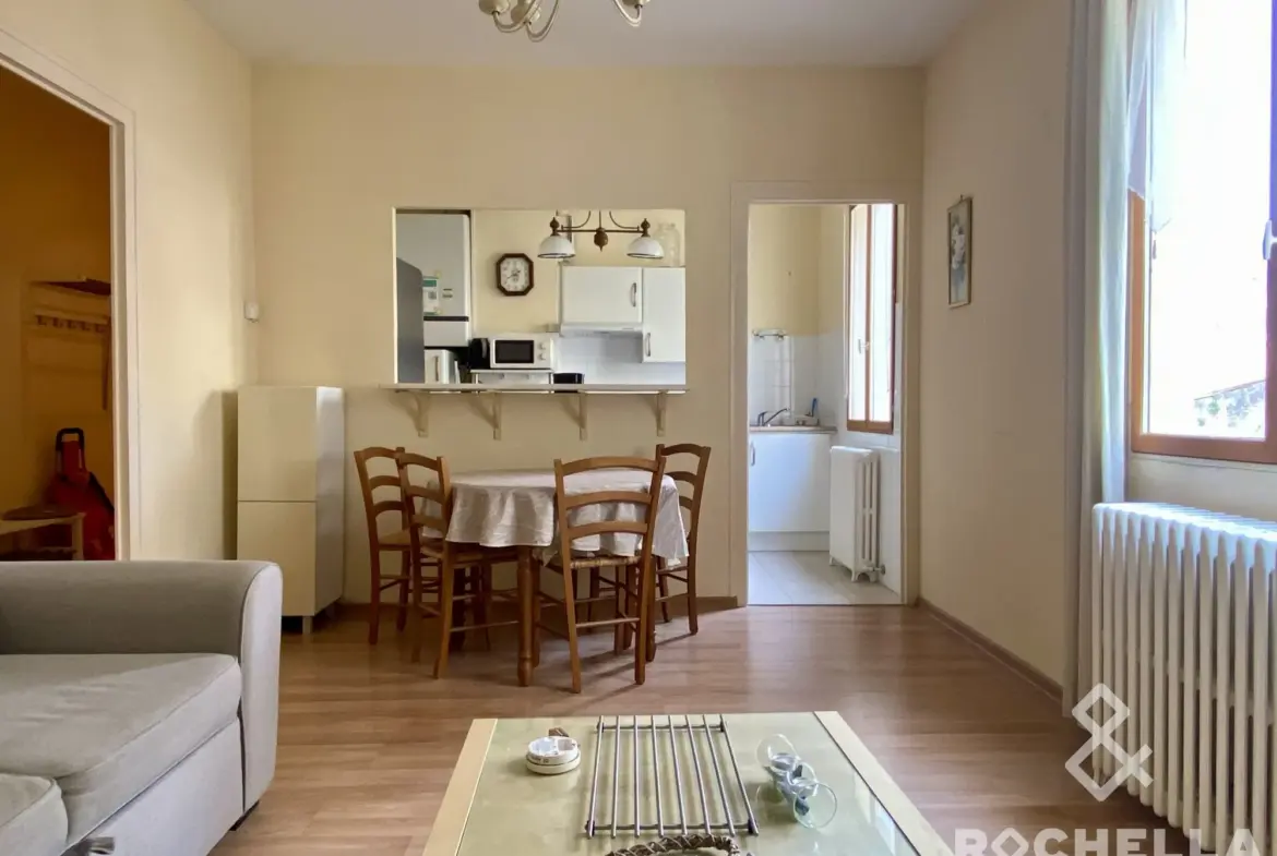 Spacieux T2 en plein centre de Rochefort avec terrasse et débarras 