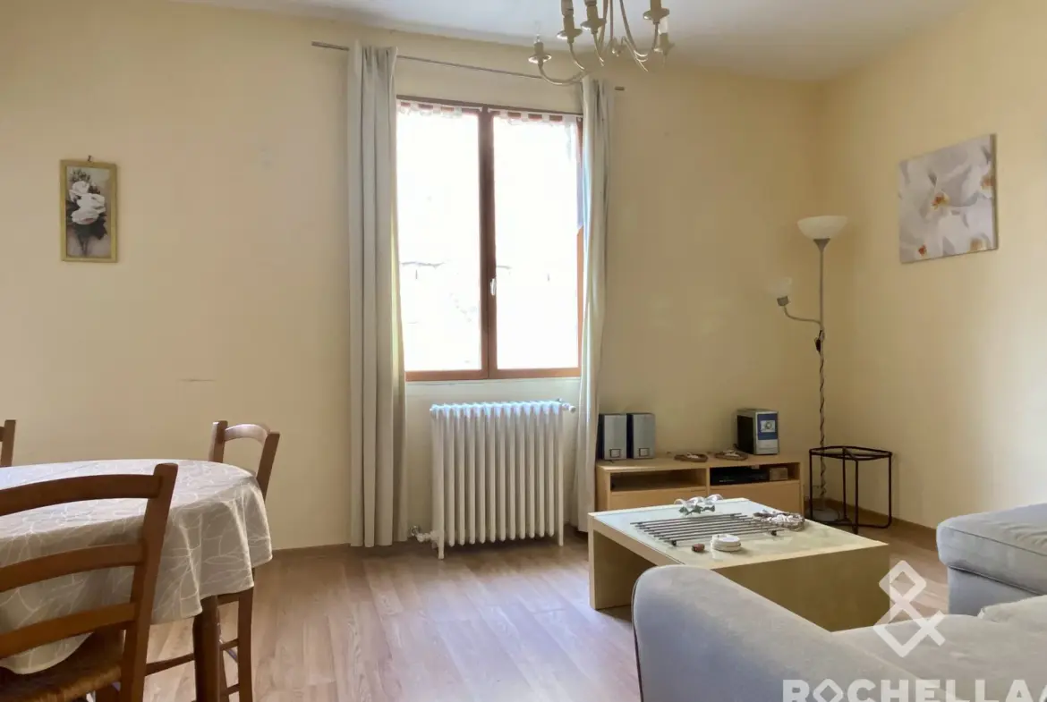 Spacieux T2 en plein centre de Rochefort avec terrasse et débarras 
