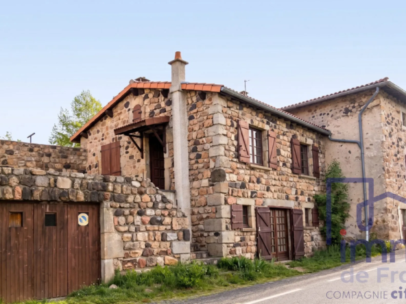 Maison en pierre à rénover à Chaspinhac avec terrasse et terrain constructible