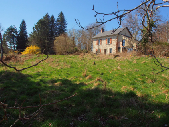 Maison en pierre avec vue panoramique et cadre naturel en Creuse