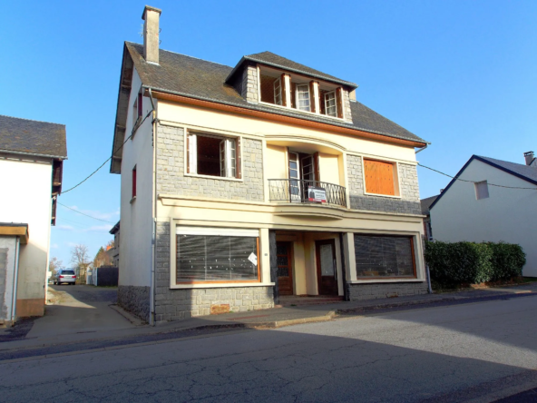 Grande maison de village avec potentiel à Merlines en Corrèze