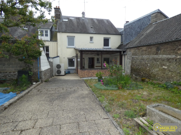 Maison familiale avec jardin et double garage à Saint-Hilaire-du-Harcouët