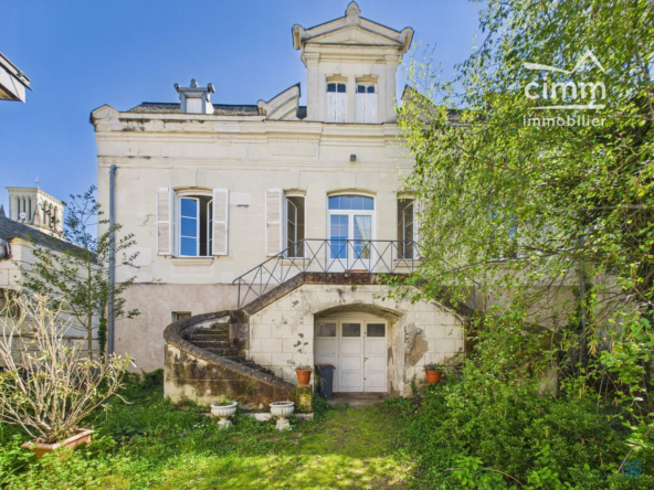 Maison de caractère à rénover à Longué-Jumelles avec grand potentiel et dépendances