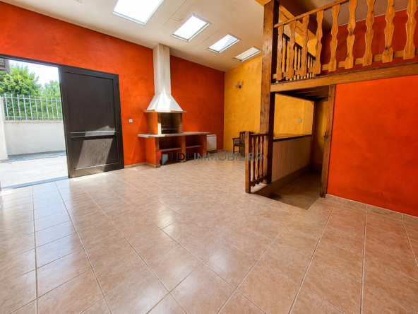 Maison de village à Thuir avec mezzanine, proche commerces et potentiel de rénovation