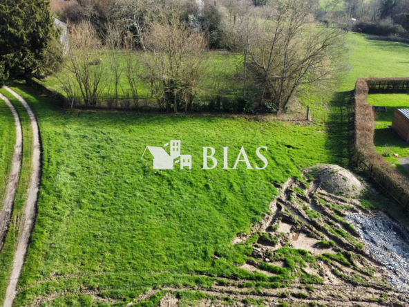 Terrain constructible de 1100 m² à Vieux-Bourg, proche Pont-L'Evêque