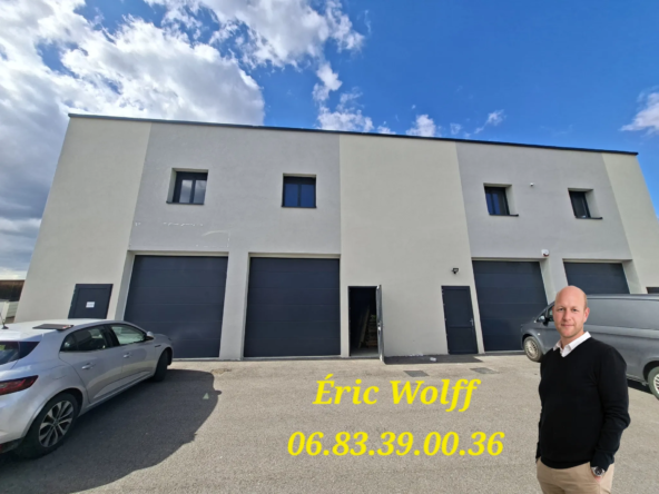 Local professionnel neuf à Charnècles avec mezzanine et parking privé