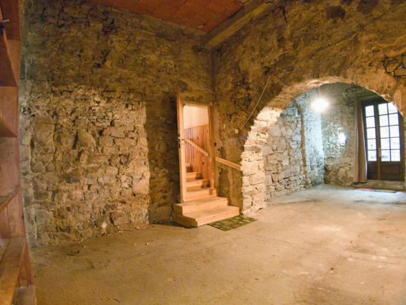 Maison de village à restaurer de 119 m² avec jardin, terrasse et garage dans les Corbières