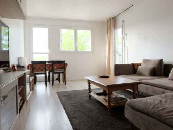 Charmant appartement 3 pièces à Plaisir avec balcon, cave et parking, proximité des commodités