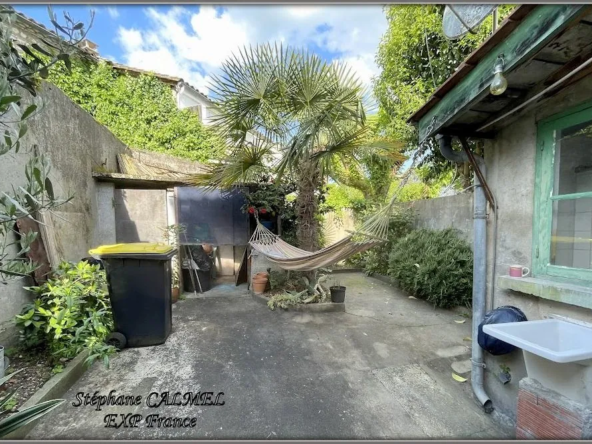 Maison de ville à Sainte-Foy-la-Grande de 130 m² avec cour et travaux à prévoir