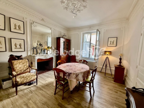 Maison bourgeoise avec cour et terrasse à Levroux - Charme et potentiel