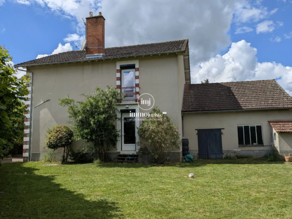 Charmante maison ancienne rénovée à Rochechouart avec grange et jardin clos