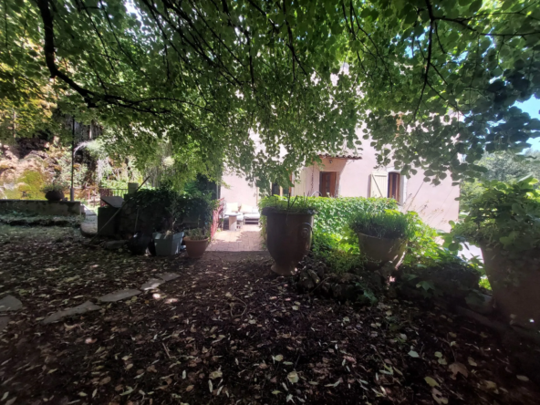 Maison en pierre rénovée avec jardin, cascade et garage à Anduze