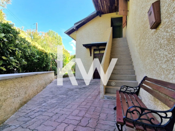 Maison de village à vendre à Mouchard (39) avec potentiel, garage et terrasse, à rénover