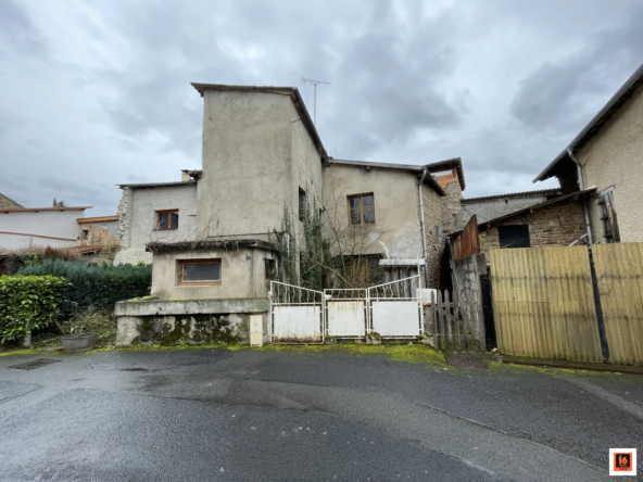 Maison à rénover près de l'école à Ris, centre-village