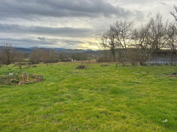 Terrain constructible avec vue panoramique à Bort-l'Étang 1028 m²