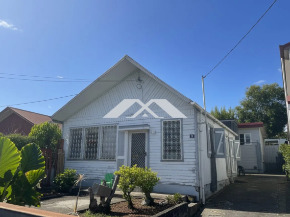 Maison ancienne de plain-pied en centre-ville avec fort potentiel à La Rivière Saint-Louis
