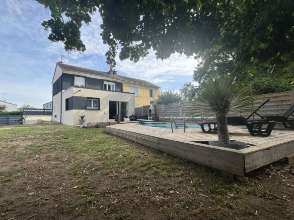 Maison familiale rénovée avec piscine à Durtal proche commodités