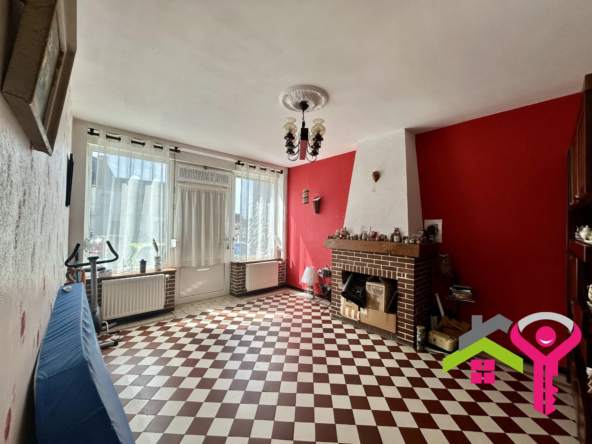 Maison semi-individuelle à Maroilles avec grand potentiel et dépendances en centre-ville