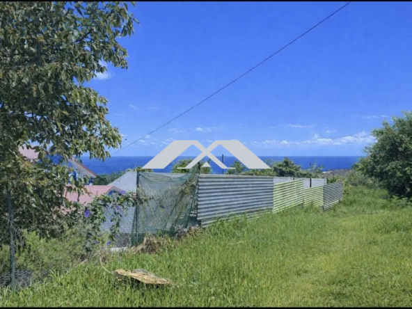 Terrain constructible de 418 m² avec vue mer à Saint-Paul