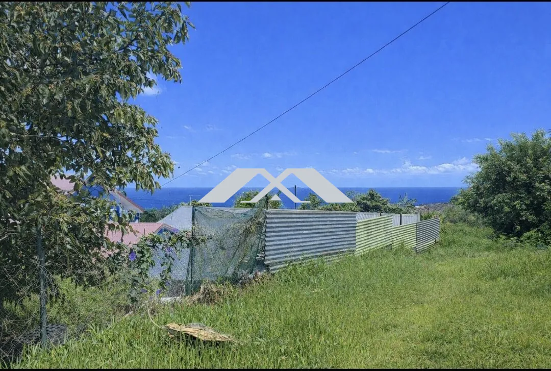 Terrain constructible de 418 m² avec vue mer à Saint-Paul 