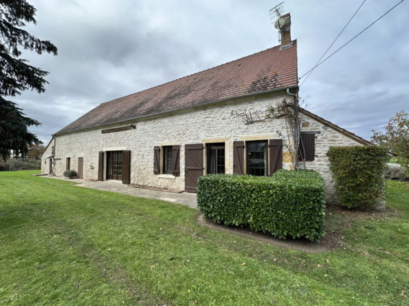 Maison ancienne à vendre à Charenton-du-Cher avec jardin et terrain clos