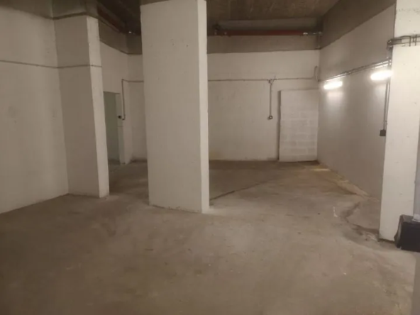 Espace central avec nombreuses possibilités d'aménagement Vaste garage sécurisé de 115 m² à Saint-Nazaire – Opportunité rare