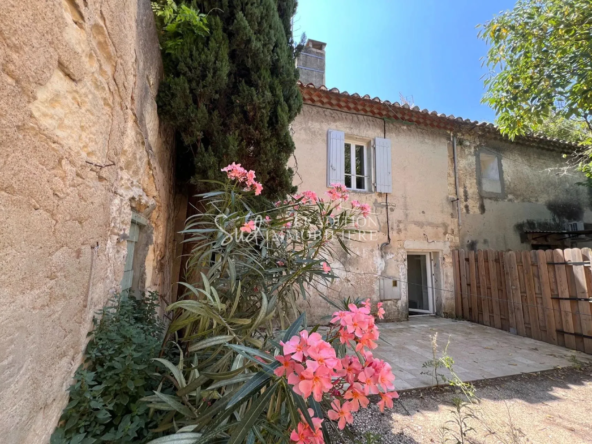 Charmante maison de village rénovée avec jardin à Fontvieille