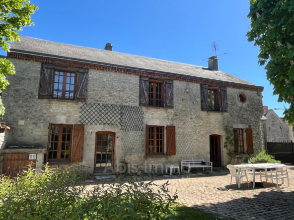 Longère à Voves avec 4 chambres, jardin paysagé et dépendances — Parfait pour famille