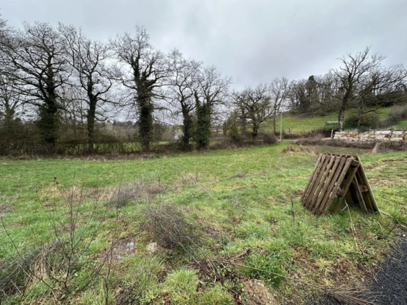 Terrain constructible de 716 m² à Gages, viabilisé, dans un lotissement calme