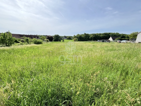 Terrain constructible de 1627 m² à Saint-Épain - calme et proche commodités