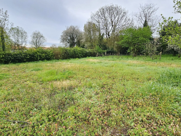 Grand terrain constructible de 2087 m² à Saint Rémy - Emplacement calme au centre-bourg