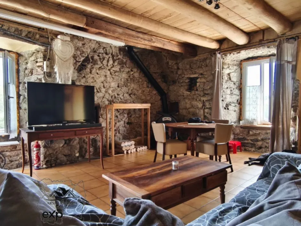 Ensemble immobilier en pierre à Landos avec dépendances et terrain de 1608 m²