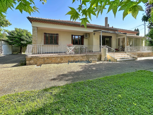 Maison de plain-pied à vendre avec grand terrain à Mondragon