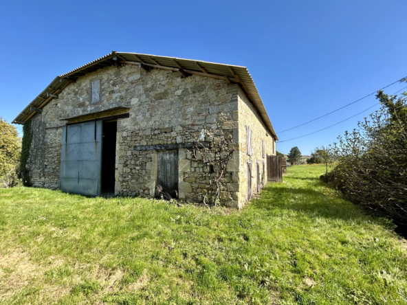 Vaste grange en pierre de 300 m² à aménager avec terrain de 2,2 ha dans le Lot-et-Garonne