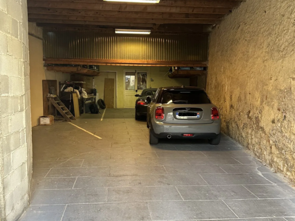 Garage fermé motorisé pour 4 véhicules à Béziers, centre-ville, sécurisé
