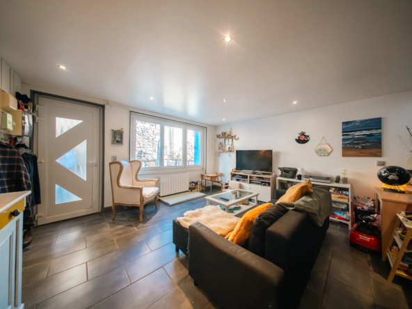 Maison de bourg à Ceyrat avec terrasse, jardin et annexes - Charmante propriété de 72 m²