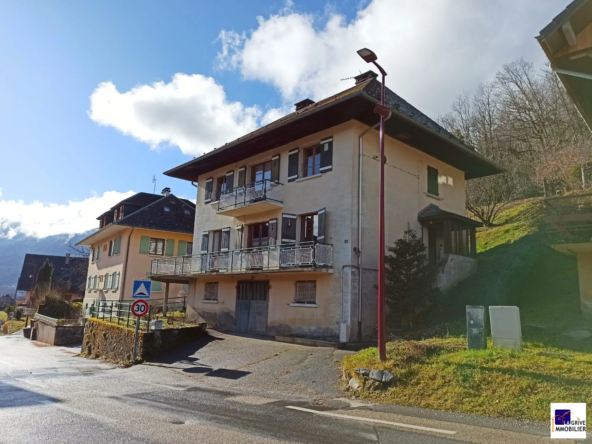Maison de village à Saint-Georges-d'Hurtières avec deux appartements, vue montagne et potentiel de rénovation
